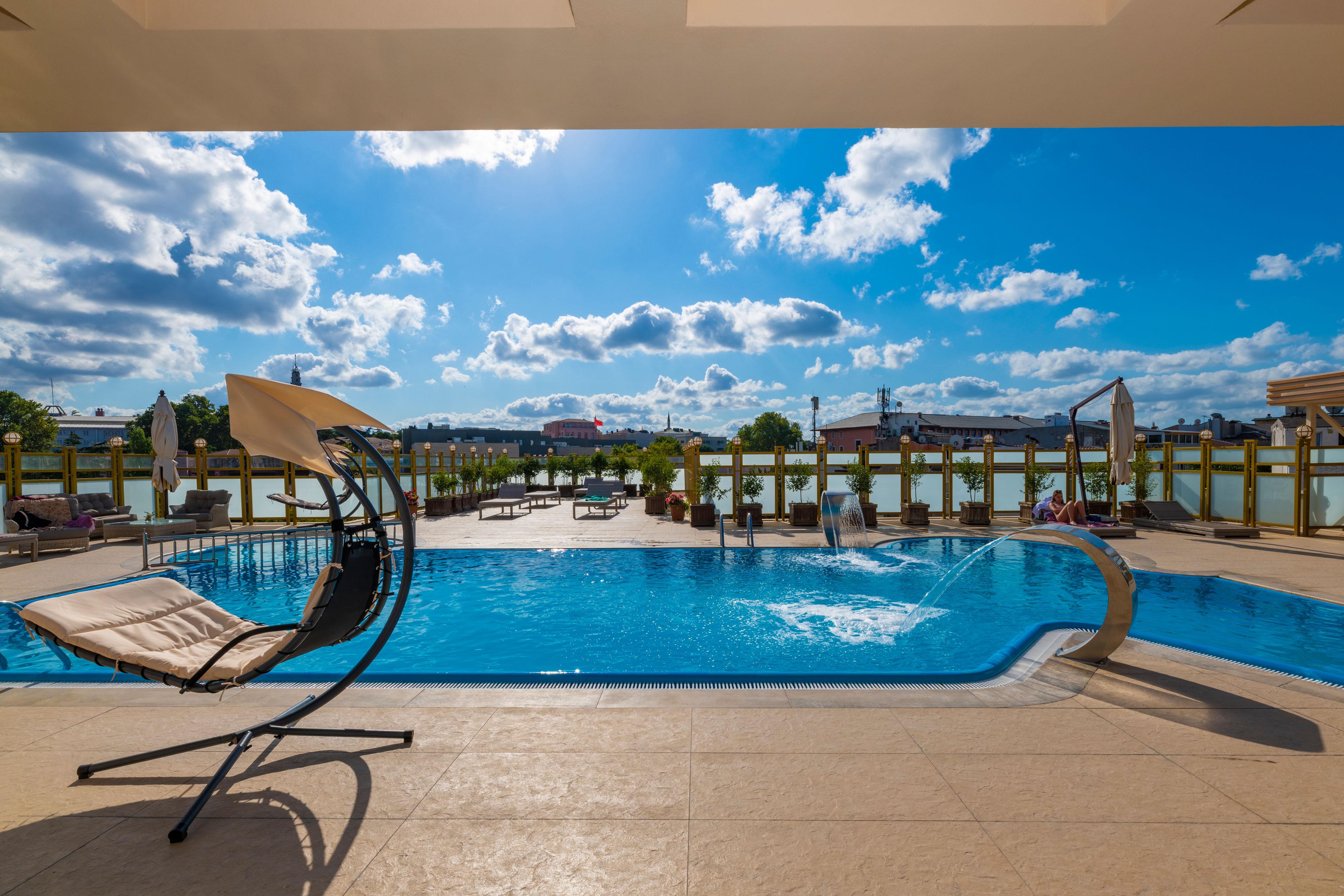 Wyndham Istanbul Old City Exteriér fotografie The rooftop pool at the hotel