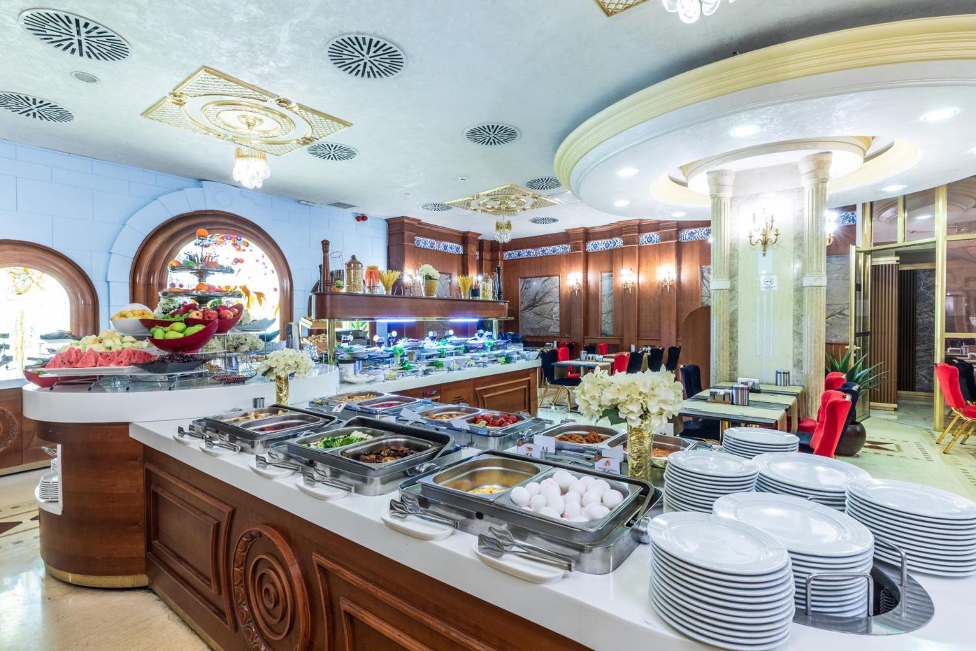 Wyndham Istanbul Old City Exteriér fotografie A buffet at a hotel