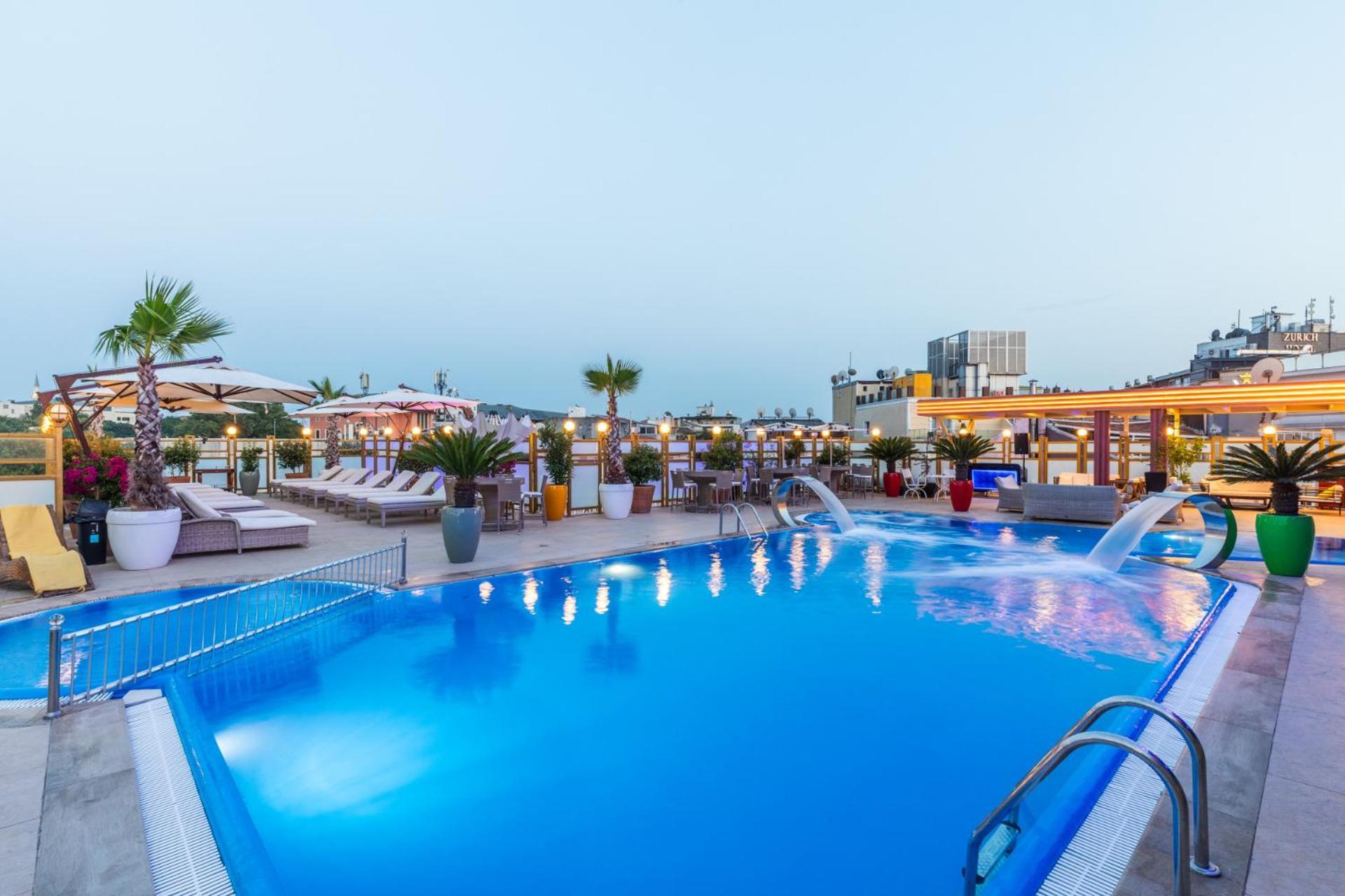 Wyndham Istanbul Old City Exteriér fotografie Rooftop pool at the hotel